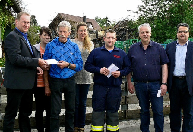 Spendenbergabe nach dem Brand: (von l...fel und Ortsvorsteher Jochen Strosack   | Foto: d. fink