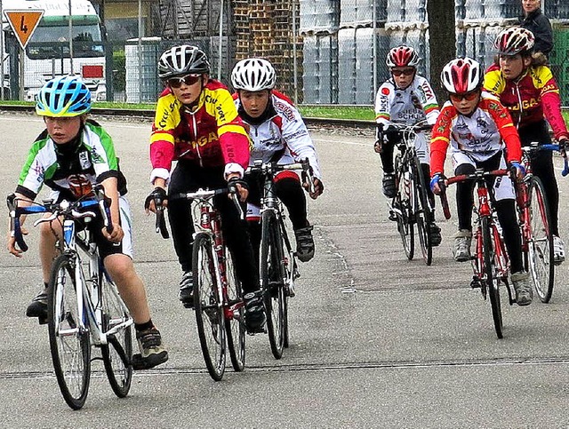 Radsportler von jung bis alt kmpften ...s Badischen Winzerkellers um den Sieg.  | Foto: claudia Mller