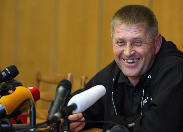 Rebellenfhrer Vyacheslav Ponomaryov whrend der Pressekonferenz  | Foto: dpa