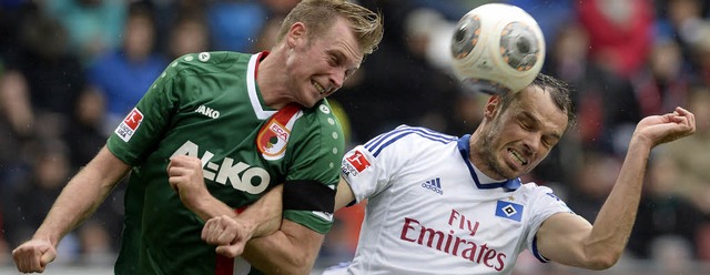 Hamburgs Verteidiger  Heiko Westermann...Augsburger Jan-Ingwer Callsen-Bracker   | Foto: AFP