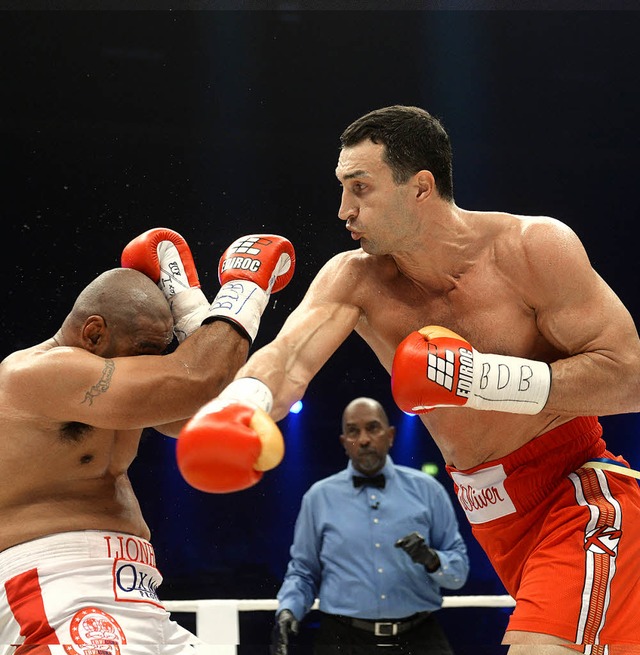 Wladimir Klitschko (rechts) lsst Alex Leapai keine Chance.   | Foto: afp