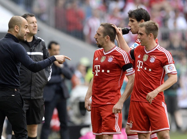 Trainer  Guardiola (links) erteilt Anw...er Ribry, Martinez und Kapitn Lahm.   | Foto: AFP