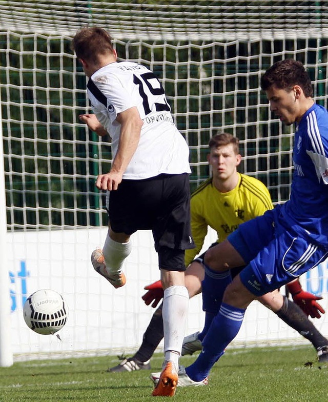 Der Villinger Benedikt Haibt  (Nr. 19)...r Torwart Dominik Buss zu berwinden.   | Foto: Dieter Reinhardt