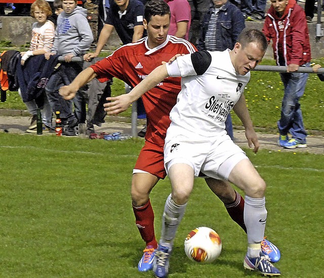 Packendes Duell: Sebastian Rpple (Wit...rracher Verteidiger Peter Wassmer ab.   | Foto: Hannes Schuster