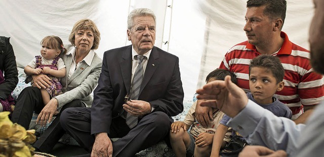 Joachim Gauck und seine Lebensgefhrti...lten sich mit syrischen Flchtlingen.   | Foto: dpa