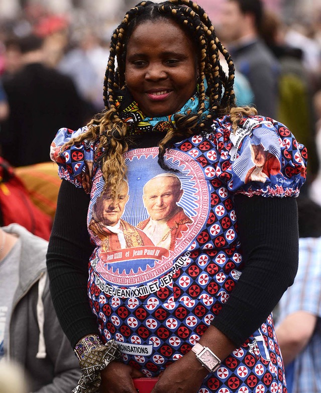 Heiligenbild auf dem Kleid: eine Pilgerin auf dem Petersplatz   | Foto: AFP