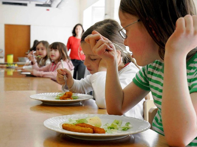 An elf Grundschulen in Freiburg wird das Betreuungsangebot ausgebaut.  | Foto: dpa