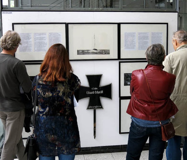 Besucher vor dem &#8222;Grabkreuz in E... und der Gedenksttte in Lodve&#8220;  | Foto: Georg Vo