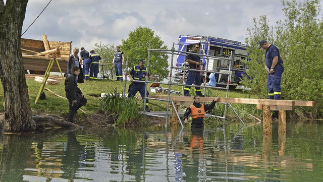 Im Rahmen einer bung des Technischen ...tand am  Baggersee ein neue Badesteg.   | Foto: Erggelet