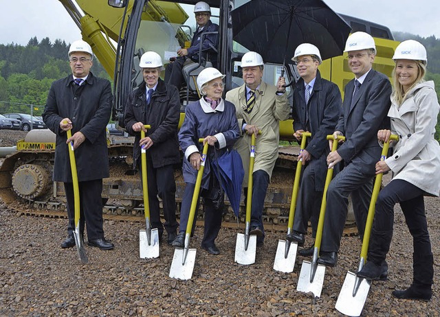 Spatenstich mit Helm und Schirm. Sick-...homas Henkel, ebenfalls Projektleiter.  | Foto: Bernd Fackler