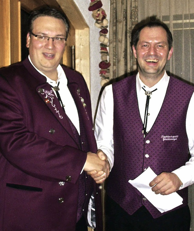 Mario Isele (links)  wurde  von Mike F... Trachtenkapelle Gndelwangen geehrt.   | Foto: Cornelia Selz