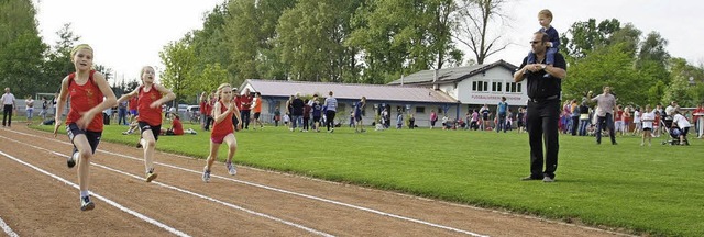 Der Nachwuchs sprintet in Ettenheim, der knftige Nachwuchs schaut zu.   | Foto:  Carl Anton Weber