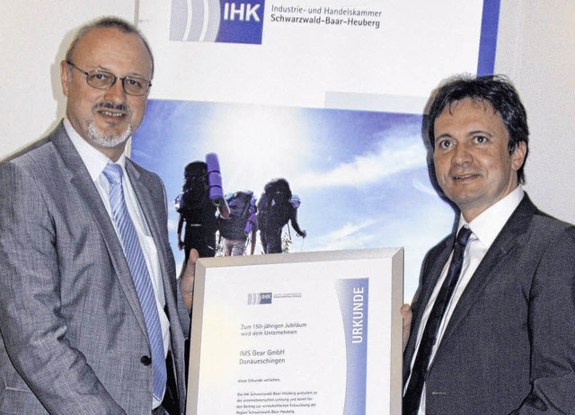 bergabe der Jubilumsurkunde an IMS G...HK-Hauptgeschftsfhrer Thomas Albiez.  | Foto: IHK