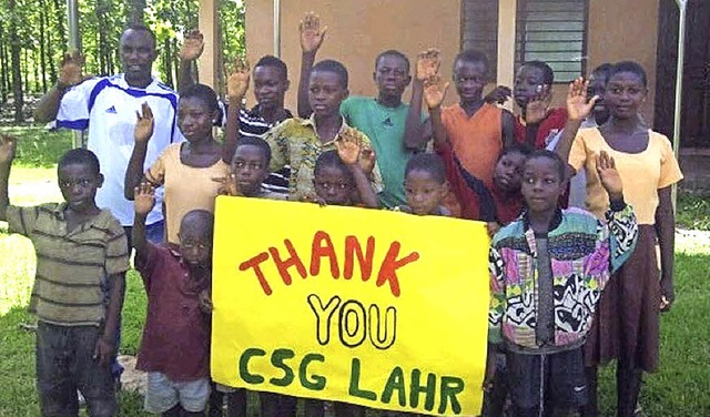 Menschen in Ghana bedanken sich fr die Hilfe.   | Foto: Schule