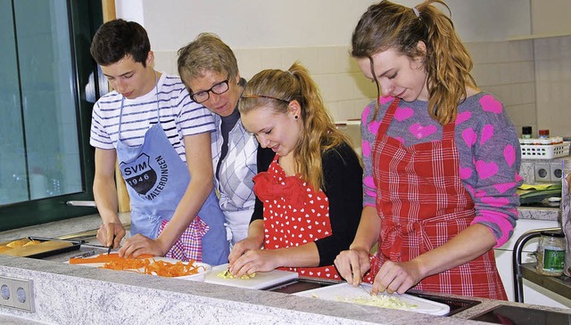 Die Kochgruppe um Lehrerin Evi Meyer beim Rezept-Test.  | Foto: GHSE