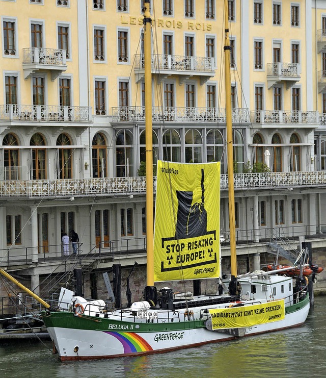Bis zum 4. Mai liegt das Greenpeace-Schiff an der Schifflnde.   | Foto: Mahro