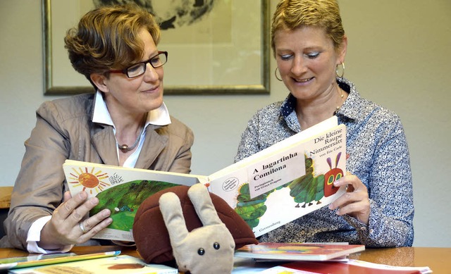 Ulrike Fritsch (links) und Michaela Ke...g zweisprachiger Bcher fr Aktionen.   | Foto: Sabine Ehrentreich