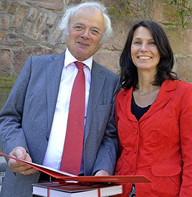 Bruno Zimmermann mit der Urkunde, die ...Sutter in Gundelfingen bergeben hat.   | Foto: Max Schuler