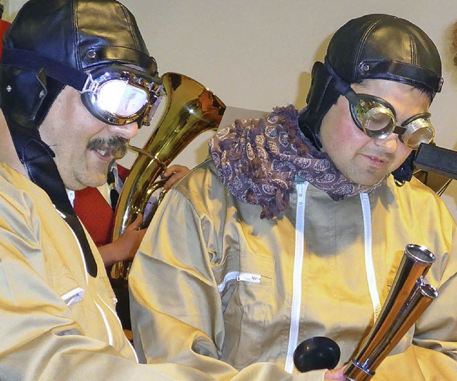 Gelungener Gag mit berraschungsgarant... Musiker die Ehrungen (Foto rechts).    | Foto: Claudia  Marchlewski