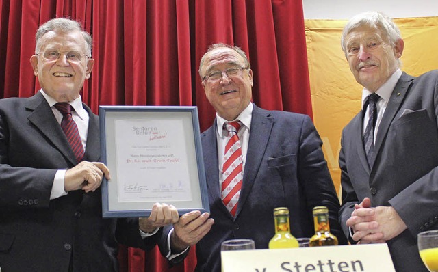 Sichtlich berrascht nahm Ministerprs...eter Claus Bernhold (rechts) entgegen.  | Foto: Christa Maier