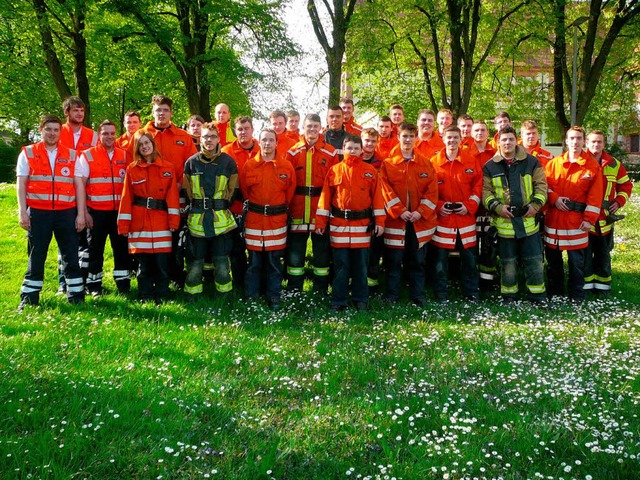 28 Mnner und eine Frau haben in 75 b...erwehrmann und Feuerwehrfrau gemacht.   | Foto: ZVG