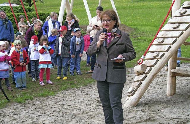 Freude bei den Kindern und der Ortsvor...fes einen guten Standort gefunden hat   | Foto: Tanja Oldenburg