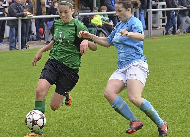 Traf zum 3:0: Katharina Reisch (links, FCH), gegen  Claudia Bucher   | Foto: uwo