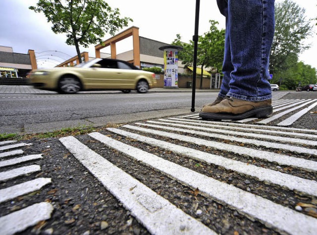 Rillen im Boden lassen Sehbehinderte d...r Autofahrer fehlen an dieser Stelle.   | Foto: Thomas Kunz