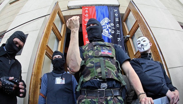 Russische Separatisten bewachen einen ...nachdem sie diesen eingenommen haben.   | Foto: AFP