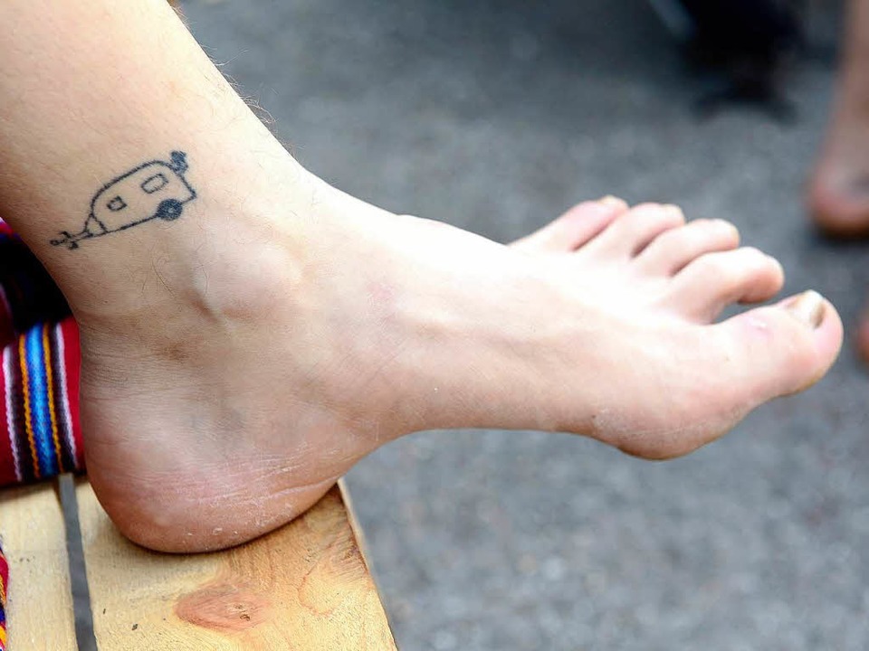 Bekenntnis zu einer Lebensform: Tattoo auf dem Fuß einer Wagenburg-Bewohnerin  | Foto: Ingo Schneider
