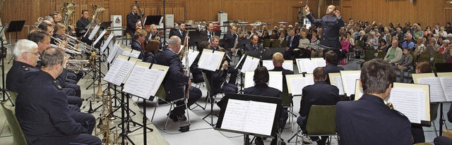 Stefan Weber dirigiert das Bundespoliz...izkonzert in der Stadthalle Endingen.   | Foto: Michael Haberer