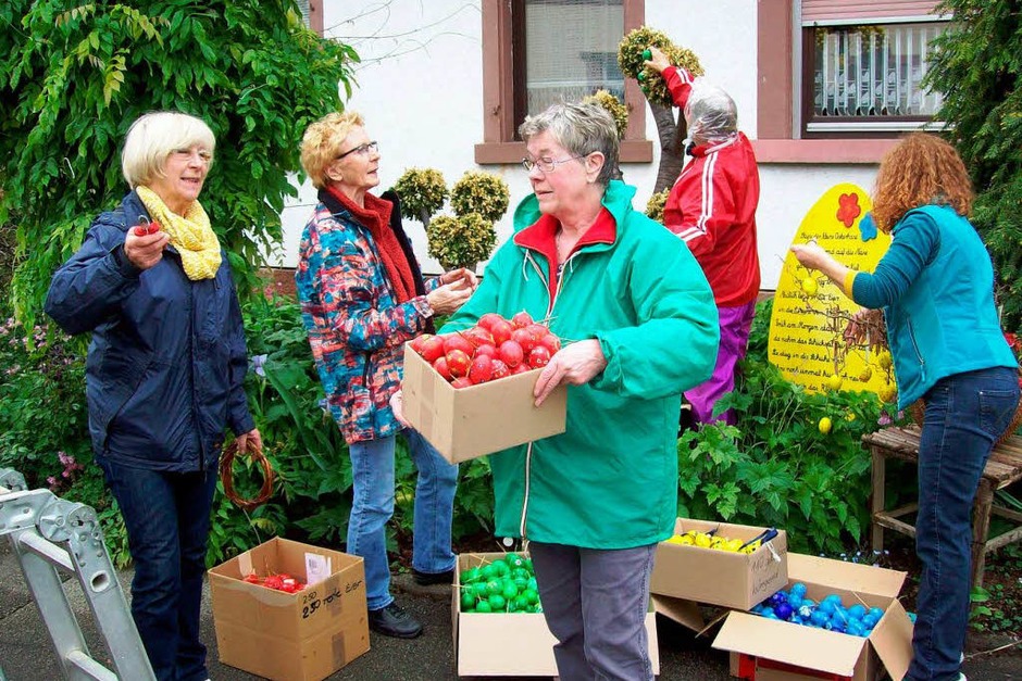 Der Osterbrunnen in Wittenweier wird angebaut. (Foto: Joachim Allendorf) Der Osterbrunnen in Wittenweier wird angebaut. (Foto: Joachim Allendorf)