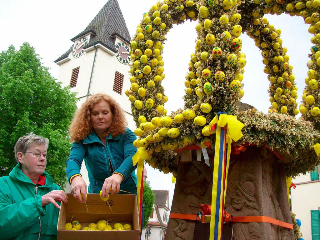 Der Osterbrunnen in Wittenweier wird angebaut.