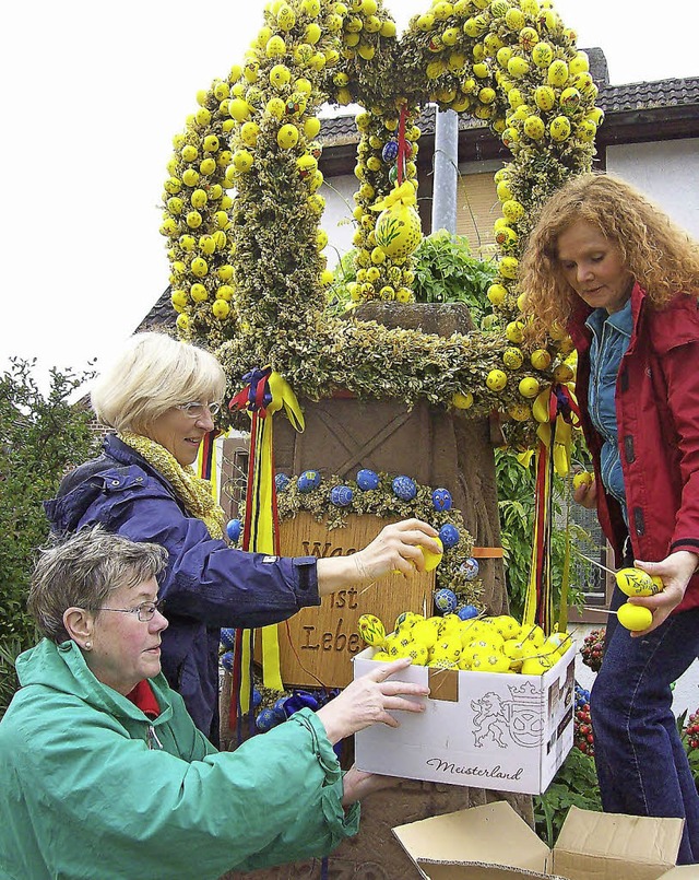Helferinnen nehmen die Eier vorsichtig...eier ab und verstauen sie in Kartons.   | Foto: Joachim Allendorf