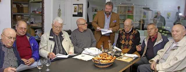 Das Autorenteam des Heimatbuchs Reiche...ob (Bildmitte, stehend) eng zusammen.   | Foto: Wolfgang Beck