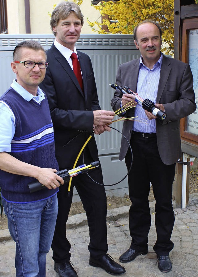 Freuen sich ber den Ausbau der Breitb...r Dieter Schneckenburger (von links).   | Foto: mario schneberg