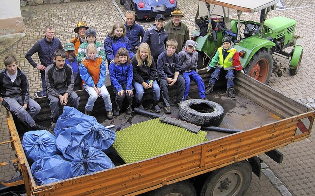 Viele junge Leute setzten sich bei der Dorfputzete in Gersbach ein.    | Foto: Gerd Sutter