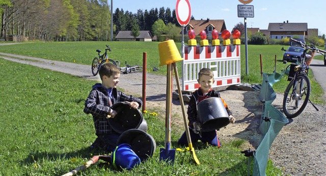 Nils (9, links) und Niko (7) sind die ...den um die Reinigung der Auffangeimer.  | Foto: Kirsten Lux