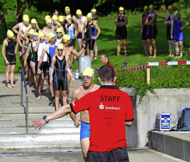 Hier geht&#8217;s lang: Ein Helfer wei...hwimmer beim Triathlon im Vorjahr ein.  | Foto: Ralf Staub