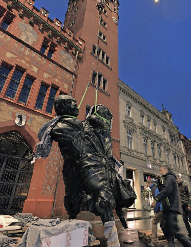 Die Skulptur wurde am Montagabend mit ...auses gehievt und im Hof installiert.   | Foto: www.bs.ch/Juri Weiss