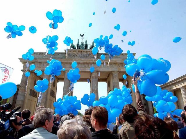 Vor zehn Jahren feierten Menschen am B... Tor in Berlin die EU-Osterweiterung.   | Foto: DPA