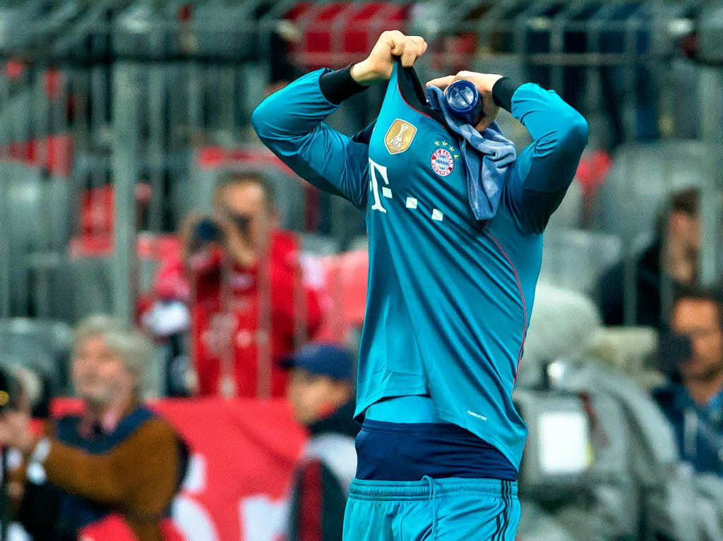 Lieber gar nicht hinsehen – Bayerns Torhter Manuel Neuer.