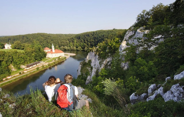 Guter Platz fr eine Rast: Wanderern e...licke, wie auf das Kloster Weltenburg.  | Foto: dpa-tmn