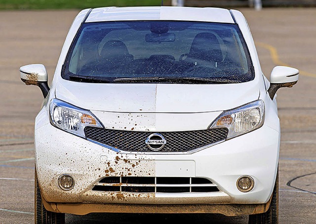 Die eine Autohlfte hlt der Nanolack sauber, die andere bleibt schmutzig.   | Foto: werksfoto