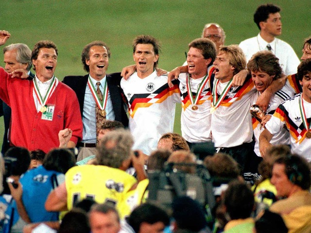Klaus Augenthaler (Dritter von links) ...weiter  von links) sogar Weltmeister.   | Foto: dpa