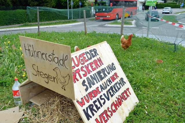 Maischerz in Stegen: Ein Kreisverkehr ...1. Mai in ein Hhnerstadl umgewandelt.  | Foto: Gerhard Lck