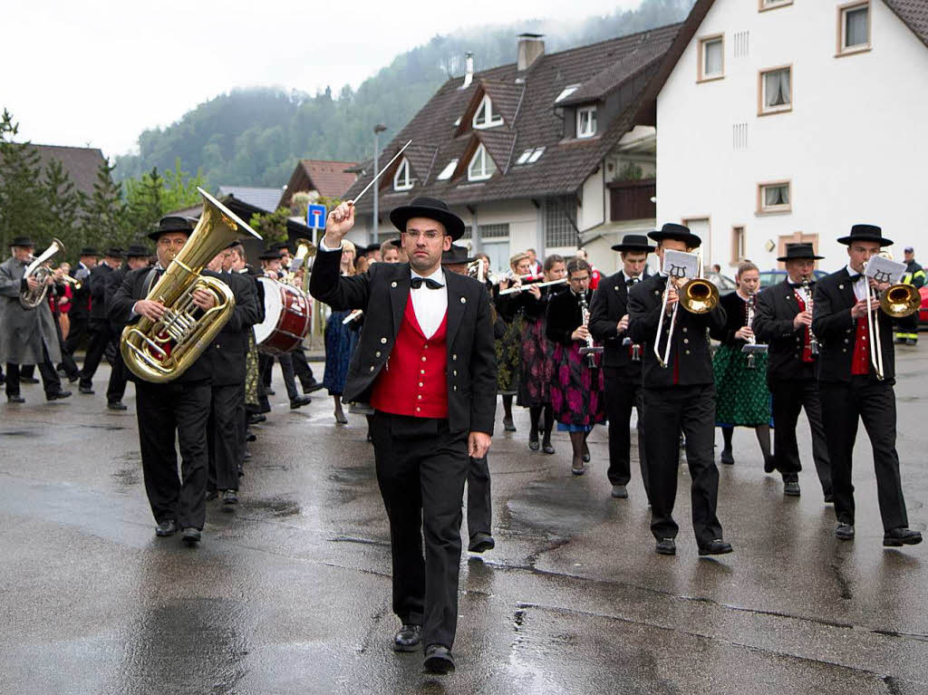 Maibaumstellen in Bleibach