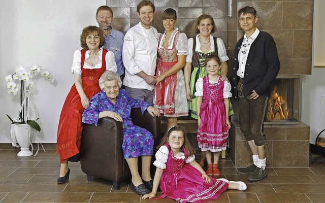 Vier Generationen feiern: Irmgard und ...m, Lara und Sophia Halm (vorne v. l.)   | Foto: Privat