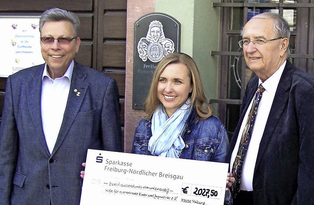 Bei der Spendenbergabe (von links): G...BZ-Stadtredaktion und BNZ-Zunftrat).    | Foto: privat