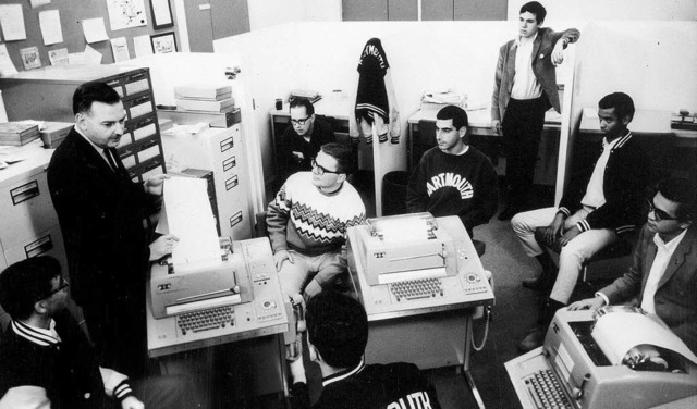 Mit-Erfinder  John Kemeny (links, steh...s Programmieren mit Basic beibringt.    | Foto: FotoS: Courtesy of Rauner Special Collections Library/Dartmouth College/dpa